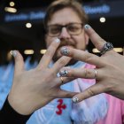 Aficionados con las uñas pintadas en protesta por los insultos a Borja Iglesias en el partido de Liga celebrado en el Estadio de Balaidos. EFE/Salvador Sas.