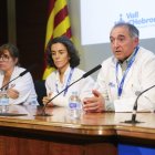 El director gerente de Vall d'Hebron, Albert Salazar, la jefa de Neurología, Patricia Pozo (c), y la jefa del servicio de Medicina Física y Rehabilitación, Judith Sánchez-Raya (i), en rueda de prensa este domingo han informado de la evolución del presidente de la Generalitat, Salvador Illa, que ayer ingresó en este centro sanitario por un dolor muscular. EFE/Enric Fontcuberta.