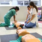 Personal sanitario del Caule ofrece un taller de RCP durante una jornada de sensibilización.