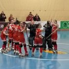 Las jugadoras del Bembibre saludan en el centro de la pista tras finalizar el partido.