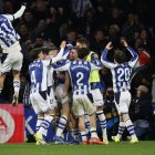 Los jugadores de la Real Sociedad celebran la consecución de su segundo gol.