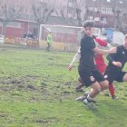 Varios jugadores luchan por hacerse con el control del balón.