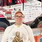 Raúl Arteaga con su trofeo del Dakar y junto a sus compañeros Alberto Alonso y Gustavo Ibeas.