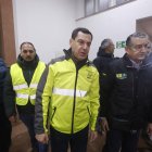 El presidente de Andalucía, Juanma Moreno (c), y el consejero andaluz de Sanidad, Antonio Sanz (d), durante la visita al centro de emergencias en Adamuz (Córdoba). EFE/ Salas.