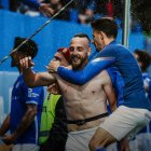 Steven Petkov, sin camiseta, celebra un gol en su etapa en el Feirense portugués.