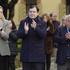 El presidente de la Junta de Castilla y León, Alfonso Fernández Mañueco (c), aplaude tras el minuto de silencio guardado en señal de solidaridad y apoyo con las víctimas y familiares del accidente ferroviario en Adamuz, Córdoba, este lunes en Valladolid.