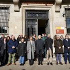 El delegado del Gobierno asiste en León al minuto de silencio por las víctimas del accidente ferroviario en Adamuz (Córdoba)