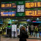 Paneles con las indicando la cancelación de los trenes destino Madrid. A 19 de enero del 2026 en Sevilla.