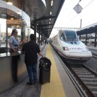 Archivo - AVE en la estación de trenes de Granada.