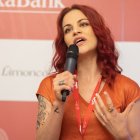 La ponente interviene en una mesa redonda sobre liderazgo y cultura contemporánea durante un evento patrocinado por CaixaBank.