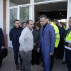 El presidente del Gobierno, Pedro Sánchez (3d), junto al presidente de la Junta de Andalucía, Juanma Moreno (2i), y la vicepresidenta primera y ministra de Hacienda, María Jesús Montero, saluda al alcalde de Adamuz (Córdoba), Rafael Ángel Moreno.