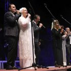 Mocedades en acción durante un concierto con el leonés José Miguel González primero por la izquierda.