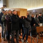 Víctor, Juanjo Moro, Goyo, Carlos y Felipe (a la derecha), antiguos compañeros del baloncesto, llevaron a hombros el féretro de Urbano González.