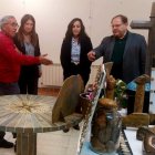 Javier Carrera (a la derecha), en la inauguración de la exposición.