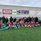 Foto de las jugadoras del At. Trobajo y sus padres tomada al final del partido.
