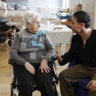 El psicólogo de Aldis, Jorge del Valle, con una de las residentes de la unidad de convivencia Ríos de la residencia de Armunia.
