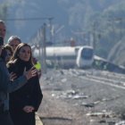 El rey Felipe VI (c) y la reina Letizia (d) escuchan las explicaciones junto al presidente de la Junta, Juanma Moreno (i) y la ministra de Hacienda, María Jesús Montero (c-atrás) durante su visita la zona en la que se produjo el pasado domingo el accidente ferroviario en Adamuz (Córdoba) que ha dejado al menos 41 víctimas mortales. EFE/ J.J. Guillén.