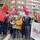 Agricultores concentrados este lunes ante la sede de CHD en Valladolid.