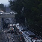 Vista del estado del tren de Rodalies descarrilado el martes en Barcelona. EFE/Quique García.