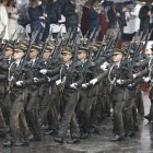 Varios soldados participan en el tradicional desfile del Día de la Fiesta Nacional por el Paseo del Prado de Madrid en 2024. EFE/Chema Moya.