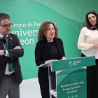 Noelia Flórez junto a la vicerrectora del Campus de Ponferrada, Pilar Marqués, y el vicerrector de Investigación y Transferencia, Santiago Gutiérrez