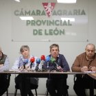 Nacho Rodríguez (Ucale-Coag), Sonia Castro (Ugal-UPA), Arsenio García (Asaja) y Juan Antonio Rodríguez (UCCL).