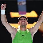 Carlos Alcaraz celebra su triunfo en la segunda ronda del Abierto de Australia.