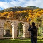 Arcos en ruinas del monasterio de San Pedro de Montes enmarcando el bosque de los Montes de León