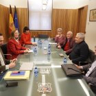 La presidenta de la Confederación Hidrográfica del Duero (CHD), María Jesús Lafuente, informa del desarrollo del encuentro con representantes de la Comunidad de Regantes del Páramo Bajo de León y Zamora.