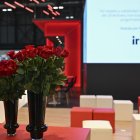 Rosas rojas en el stand vacío de la compañía de servicio de trenes de alta velocidad Iryo debido al accidente ferroviario de Adamuz durante la jornada inaugural de la Feria Internacional del Turismo de Madrid (Fitur) este miércoles.