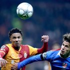 Giuliano Simeone pugna por el balón con un rival.