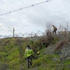 Agentes del CREA durante la búsqueda para localizar a dos personas que viajaban en los trenes accidentados en Adamuz (Córdoba).