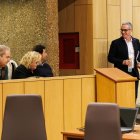 El alcalde conversa antes del pleno con el portavoz del PP, Manuel García.