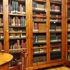 La sala de lectura de la Biblioteca Azcárate conserva el mobiliario original de 1921, con estanterías de madera llenas de volúmenes encuadernados que aún huelen a historia.