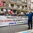 Herminio Medina, presidente de la Junta de Gobierno de los regantes, arenga a los manfiestantes en Valladolid.