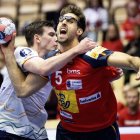 Serradilla es placado por el danés Patrick Anderson en una jugada de ataque de España.