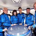 Alberto Gutiérrez, cuarto por la izquierda, con el resto de tripulantes del viaje del Blue Origin.