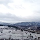 El pueblo de Campo, perteneciente al municipio de Ponferrada, con las montañas del Morredero al fondo, esta mañana de viernes 23 de enero.