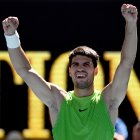 Carlos Alcaraz celebra su triunfo frente al francés Moutet que lo mete en octavos de final en el Abierto de Australia.