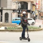 Un usuario de patinete circulando correctamente en Ponferrada.