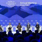 Andrew R. Sorkin, del New York Times, Kristalina Georgieva, del FMI, Ngozi Okonjo-Iweala, del World Trade Organization, Mohammed Al-Jadaan, ministro de Finanzas de Arabia Saudí, Christine Lagarde, presidenta del BCE, y Albert Burla, CEO de Pfizer, ayer, en Davos.
attend a plenary session on the closing day of the 56th annual meeting of the World