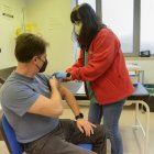Un hombre se vacuna para evitar contagiarse de la gripe en una campaña en su centro de salud.