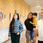 La familia de Darío, en la inaguración de la exposición.