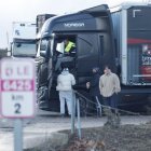 Los transportistas retenidos en Astorga no ocultan su malestar por las, a su juicio, «excesivas», restricciones de la DGT.