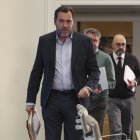 El ministro de Transportes, Óscar Puente (i), llega este viernes a ofrecer una rueda de prensa en Madrid, en la que ha asegurado que cree que contar ya con una tesis provisional de que el accidente pudo haberse producido por una rotura de la vía "previa o simultánea" al paso del Iryo siniestrado en Adamuz ofrece "cierta tranquilidad" por su prontitud, aunque ha insistido en que no es definitiva y habrá de confirmarse con pruebas.
