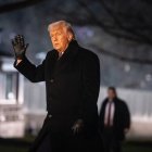 Trump llega ayer a la Casa Blanca.