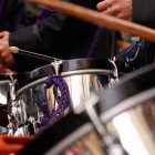 Cofrades interpretando marchas con tambores durante la Semana Santa leonesa, una tradición que acompaña también el consumo de la típica limonada.