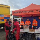 Reparto de bocadillos entre los transportistas afectados.