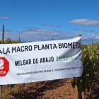 Pancarta de protesta instalada en una finca de viñedos que se verá afectada por el proyecto.