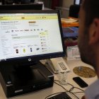 Un joven realiza una compra por Internet.